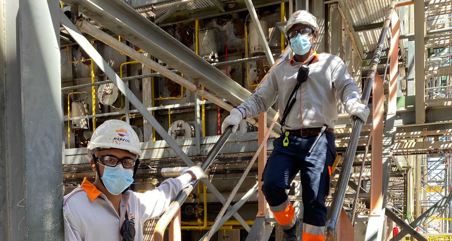 Dos operarios en unas escaleras